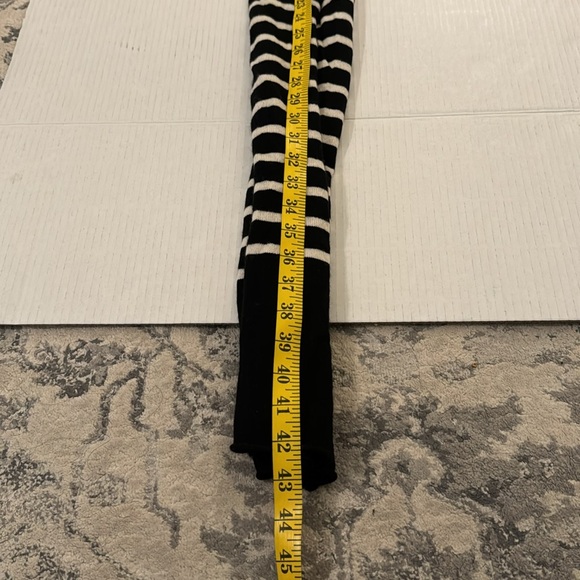 DISCOUNTED SHIPPING TODAY 🔥🔥 100% CASHMERE Women’s Scarf Black & White Striped - Picture 4 of 6